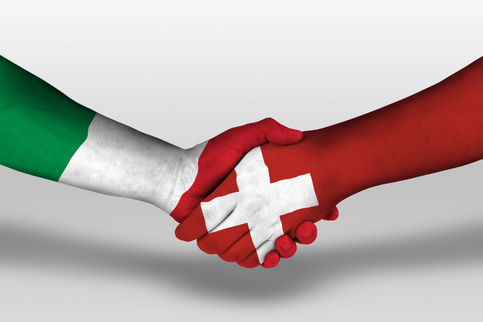 Stretta-di-mano-IT-CH-shutterstock